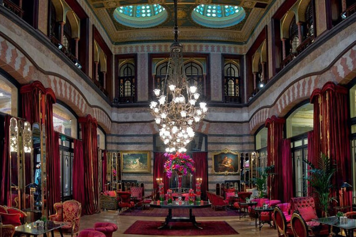 Kubbeli Salon afternoon tea room with chandeliers and dome