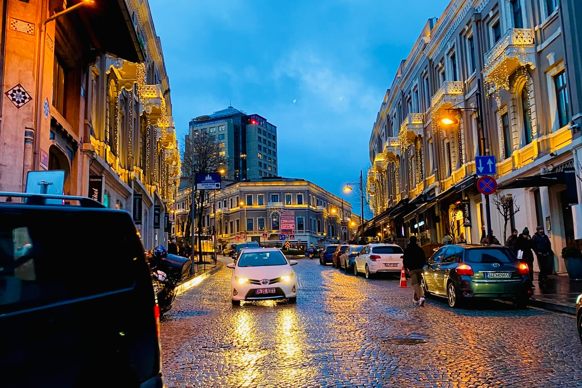 Akaretler Sıraevler row houses, the historic Beşiktaş block W occupies